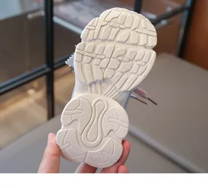 Gros plan de la semelle extérieure antidérapante des baskets de course pour enfants.