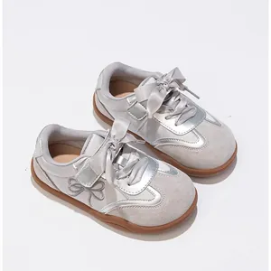 Zapatillas plateadas para niñas con lazos de satén y suelas suaves para primeros pasos