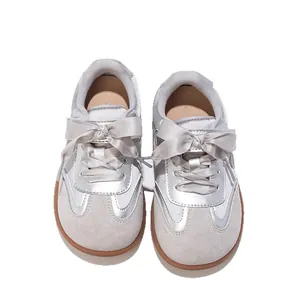 Zapatillas plateadas para niños con elegante lazo de cinta y suela de goma suave