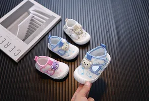Zapatos de malla transpirable para bebés con parches de osos de dibujos animados
