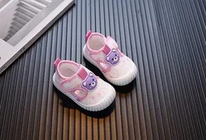Primer plano de zapatos de malla rosa para bebé con un lindo diseño de oso morado