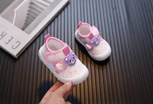 Vista detallada de zapatos de malla rosa para bebé con suela blanda y transpirable.