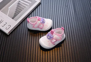 Detalle de zapatos de bebé rosa con oso morado y tejido de malla transpirable suave