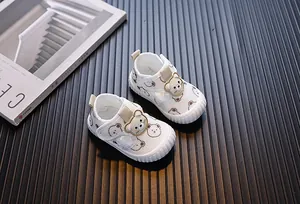 Vista detallada de zapatos de malla transpirable para bebé con lindo diseño de oso