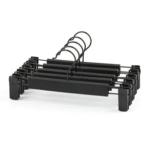 Professionele set van 5 zwarte mat plastic broekhangers met verstelbare antislipclips