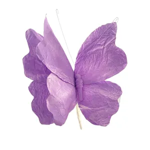 Vue détaillée d'un papillon en papier violet fait main avec texture plissée
