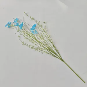 Detailansicht eines künstlichen blauen Gänseblümchenzweigs mit grünen Stielen.