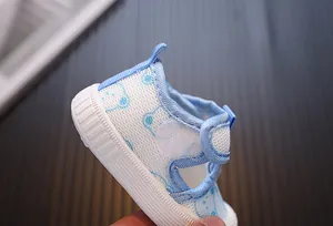 Primer plano de zapatos para caminar de bebé en malla transpirable con estampado de ositos