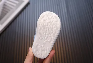Primer plano de la suela suave antideslizante de zapatos de caminar para bebés