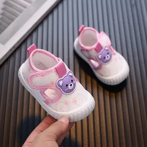 Zapatos de malla transpirable rosa y blanco para bebés con un lindo diseño de oso morado