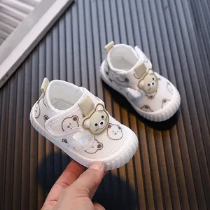 Zapatos de malla transpirable para bebés con diseño de oso y suela blanda flexible