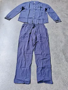 Vue détaillée d'un ensemble chemise et pantalon en lin bleu marine pour homme à plat