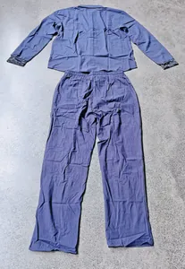 Vue détaillée de l'ensemble chemise et pantalon en lin bleu pour hommes à manches longues.