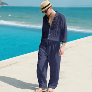 Vue complète d'un ensemble de villégiature en lin bleu marine pour homme avec chapeau de paille