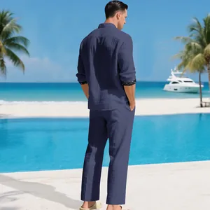 Ensemble chemise et pantalon en lin bleu marine pour homme vue arrière de plage
