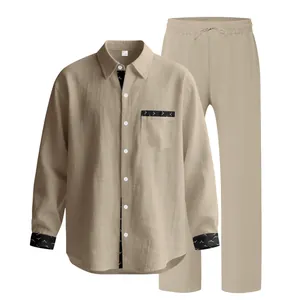 Ensemble décontracté pour hommes en lin kaki avec chemise et pantalon et détails à motifs.