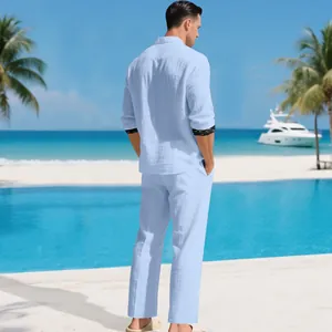 Vue arrière d'un ensemble chemise et pantalon en lin bleu clair pour homme en vacances
