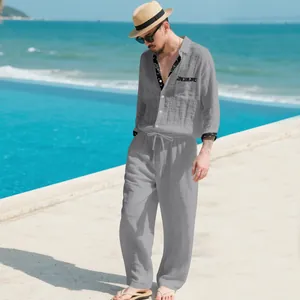 Ensemble décontracté en lin gris pour homme avec chemise et pantalon pour un style de vacances