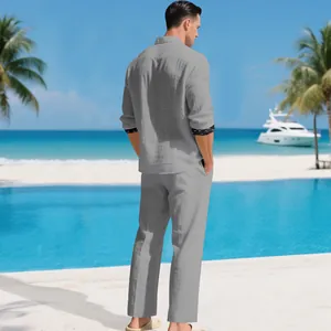 Ensemble de vacances en lin gris pour homme avec chemise longue et pantalon, vue de dos