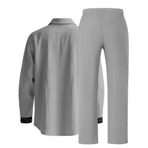 Vue arrière détaillée d'un ensemble en lin gris pour homme montrant la texture du tissu