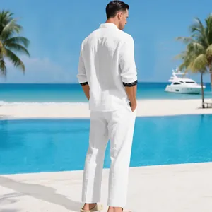 Vue de dos d'un homme portant un ensemble chemise en lin blanc et pantalon assorti en vacances