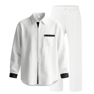 Gros plan de l'ensemble en lin blanc avec détails de bordures noires à motifs sur la chemise