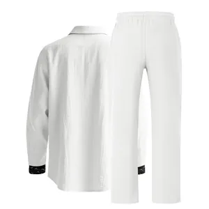 Vue arrière détaillée d'un ensemble de loisirs en lin blanc avec poignets à motifs