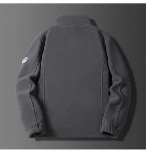 Vista posterior detallada de una chaqueta de forro polar gruesa gris oscuro para hombre con cuello