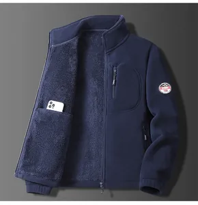 Vista detallada de una chaqueta de forro polar azul marino para hombre con bolsillo interior útil.