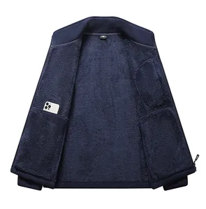 Detalle interior chaqueta forro polar azul marino hombre con bolsillo grande para móvil