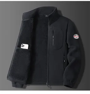 Primer plano de chaqueta polar negra para hombre con bolsillo interior y textura cálida