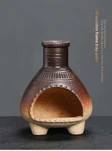 Dettaglio di un bruciatore di incenso in ceramica con finitura sfumata marrone rustico.