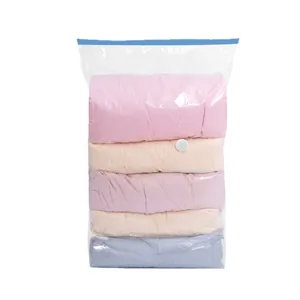 Transparante opbergzakken met kleding en beddengoed, leveranciersbeeld van Everful.