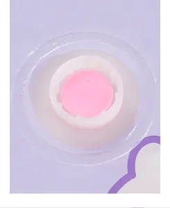 Dettaglio ravvicinato della valvola di un sacchetto sottovuoto con guarnizione rosa e base viola