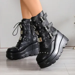 Detalle lateral de botines negros punk con plataforma, remaches y hebillas para mujer.