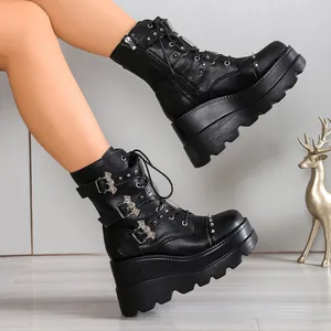 Vista detallada de botas punk negras de plataforma con hebillas de murciélago y remaches