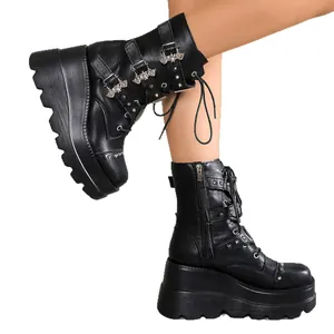 Botines de plataforma negros de estilo punk con remaches, hebillas y dijes de murciélago