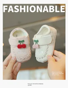 Vue détaillée de chaussures souples de marche pour bébé avec broderie de cerises