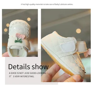 Gros plan sur chaussure de marche bébé fille avec cerise et texture matelassée