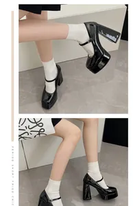 Detailansicht der schwarzen Plateau-Mary-Jane-Schuhe aus Lackleder mit Blockabsatz.