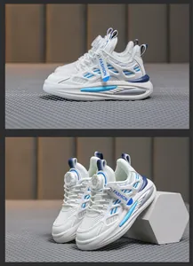 Vues détaillées de profil et de face de baskets de sport blanches pour garçons.