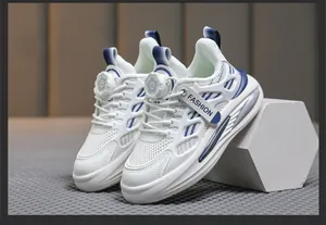 Détail des baskets blanches en maille respirante pour garçons avec système de serrage.