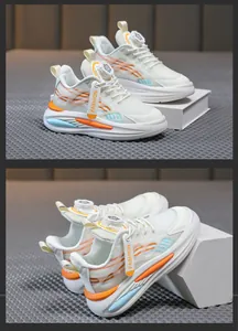 Détail de baskets blanches en mesh pour garçons avec des accents orange et bleu vifs