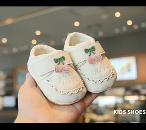 Gros plan de chaussures bébé princesse avec texture matelassée et cerises
