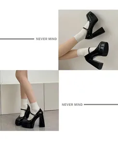 Elegante schwarze Plateau Mary Jane Schuhe mit Blockabsatz und klassischem Retro-Design.