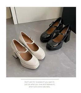 Detailansicht der Mary Jane Plateauschuhe im Vintage-Stil in den Farben Creme und Schwarz
