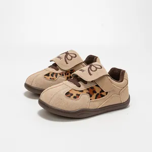 Meisjes sneakers met luipaardprint, warme fleecevoering en klittenband met een strikje