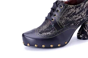 Dettaglio di scarpa vintage con tacco in pelle con tessuto jacquard e borchie oro