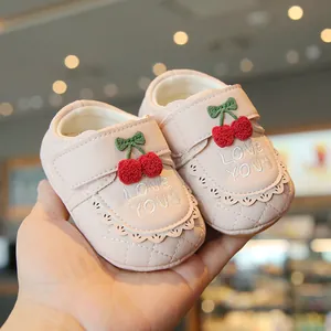 Chaussures de marche princesse pour bébé fille avec broderie cerise et motif matelassé