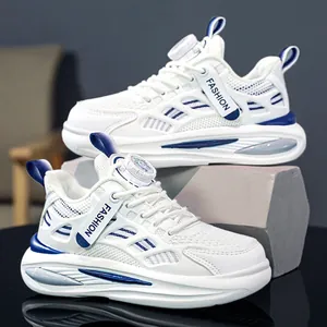 Baskets modernes en mesh blanc pour garçons avec accents bleus et système de boucle rotative